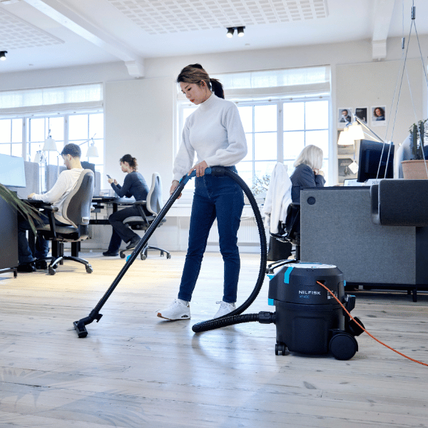Nilfisk VP400 Commercial Dry Vacuum HEPA, Cordwinder