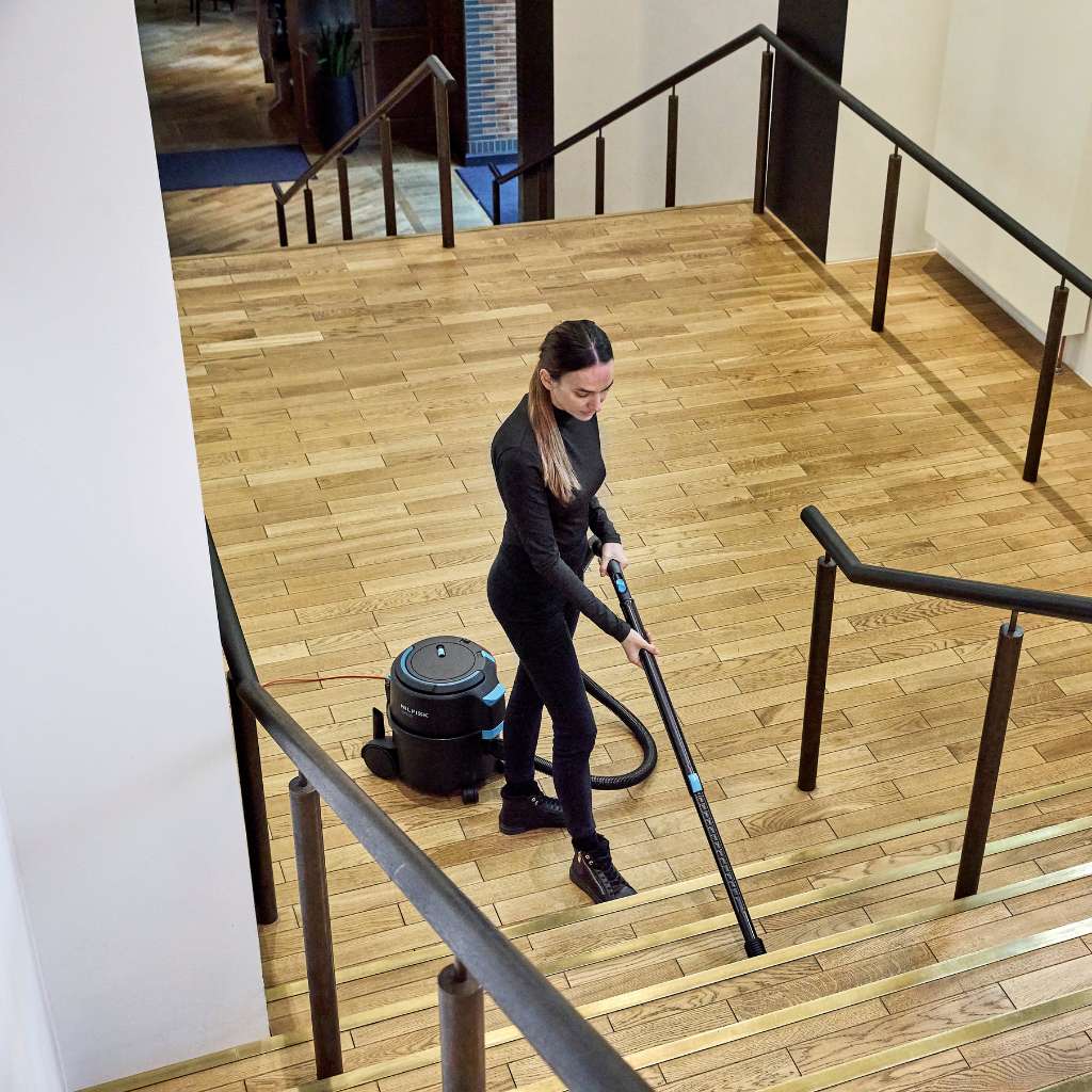 Nilfisk VP400 Commercial Dry Vacuum HEPA, Cordwinder